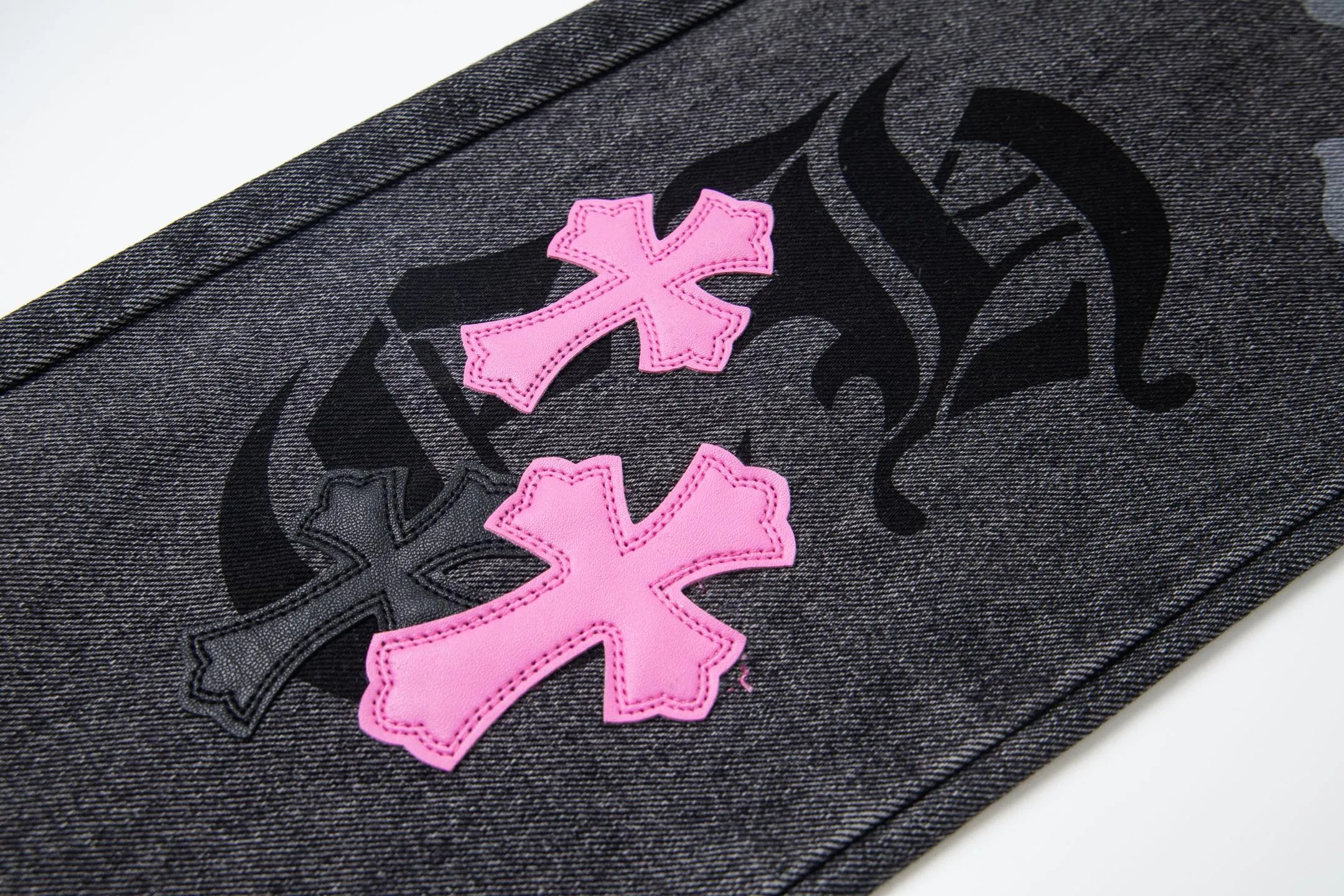 P270 top version) Chrome Hearts Chrome Hearts Jeans Purple Matty Boy Sex Records Rivet Style Work Jeans CH Jeans need to be washed and disassembled and then hand-stitched with sheepskin cross leather and then spliced ​​together. The whole piece has too much craftsmanship to explain. The cabinet price is 32W+ level, patchwork cross flower embellishment, high-waisted washed jeans! ! Absolutely high-end luxury products, 8W+ level god-level items, super popular products, made with top heavy industry, a magic weapon that cannot be missed. About Kroxin This is an extremely luxurious fashion brand, which can also be called the nobles of the high street. It has always been an exclusive brand for some hipsters or rich second generation. Compared with ordinary high streets, it is more luxurious and noble. Compared with luxury brands, it has a more fashionable personality and has always been a brand that I have a special liking for. Size: 28-30-32-34-36 (corresponds to S-M-L-XL-XXL)